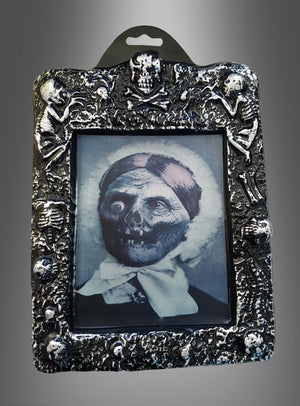 Ein Schwarz-Weiß-Porträt einer Frau mit Skelettgesicht, eingefasst in einen kunstvollen Bilderrahmen, der mit Totenköpfen und Skeletten verziert ist – dieses beeindruckende Wackelbild „Halloween-Hologramm-Bilder“ besticht aus jedem Blickwinkel durch seine eindringliche Schönheit.
