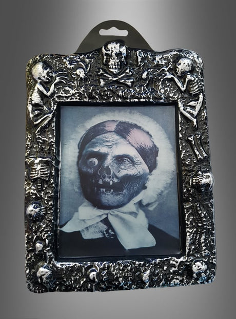 Ein Schwarz-Weiß-Porträt einer Frau mit Skelettgesicht, eingefasst in einen kunstvollen Bilderrahmen, der mit Totenköpfen und Skeletten verziert ist – dieses beeindruckende Wackelbild „Halloween-Hologramm-Bilder“ besticht aus jedem Blickwinkel durch seine eindringliche Schönheit.
