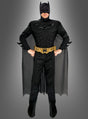 Eine Person, die das „Batman: The Dark Knight“-Kinofilm-Kostüm trägt – ein offizielles Batman-Lizenzprodukt, bestehend aus einem schwarzen Superhelden-Outfit mit Umhang und goldenem Werkzeuggürtel –, steht selbstbewusst mit den Händen in den Hüften vor einem grauen Hintergrund. Dieses Kostüm ist ideal für Fans, die ein authentisches „Batman: The Dark Knight“-Kostüm oder ein auffälliges Batman-Kostüm für Erwachsene suchen.