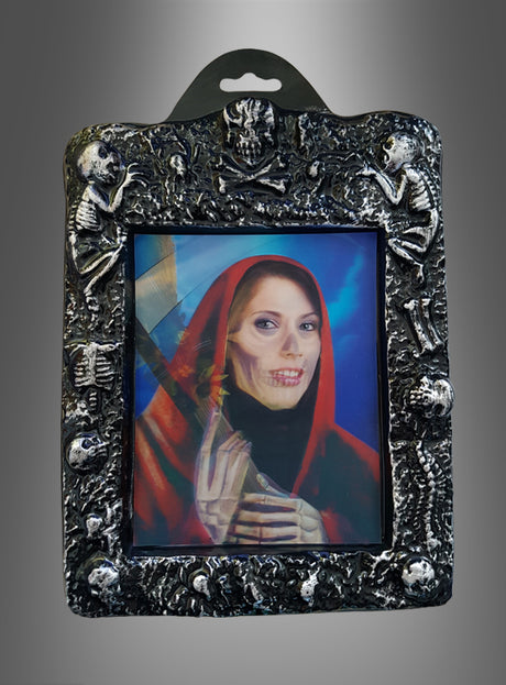 Das „Wackelbild Halloween Hologramm Bilder“ zeigt das faszinierende Porträt einer Frau mit roter Kapuze, das sich in eine Skelettfigur verwandelt – eingebettet in einen metallischen Rahmen, der mit Skeletten und Totenköpfen verziert ist. Die gruselige Szene wird durch holografische Tiefe und bemerkenswerte Detailtreue eingefangen.