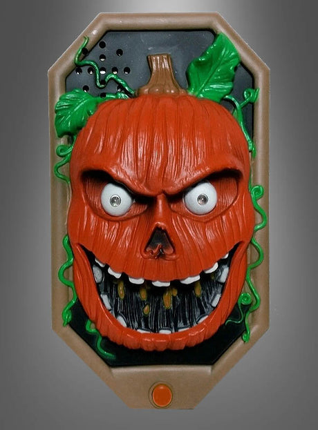 Die animierte Halloween-Türklingel zeigt ein bedrohliches Kürbiskopfgesicht mit scharfen Zähnen, hervorquellenden Augen und grünen Ranken auf einem braunen, rechteckigen Kunststoffträger – perfekt, um Ihrem Eingangsbereich eine gruselige, animierte Dekoration zu verleihen.