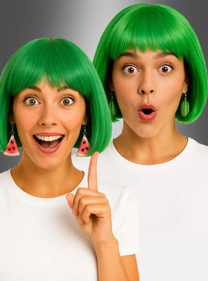 Zwei Frauen mit grünen Bob-Perücken und Ohrringen im Wassermelonen-Design – stilvolle Ohrringe in Form einer Wassermelonenscheibe oder einer ganzen Frucht – tragen weiße Hemden und zeigen vor einem grauen Hintergrund überraschte und begeisterte Gesichtsausdrücke.