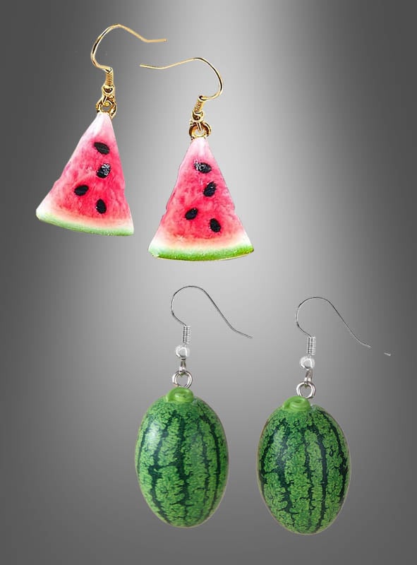 Im Mittelpunkt stehen zwei Paare der „Ohrringe Wassermelone – Scheibe oder ganze Frucht“: ein Paar in Form von Wassermelonenscheiben mit goldenen Haken und das andere in Form von ganzen Wassermelonen mit silbernen Haken. Diese entzückenden Obst-Accessoires werden vor einem grauen Farbverlauf präsentiert und sind der perfekte Wassermelonen-Ohrschmuck für jeden Obstliebhaber.