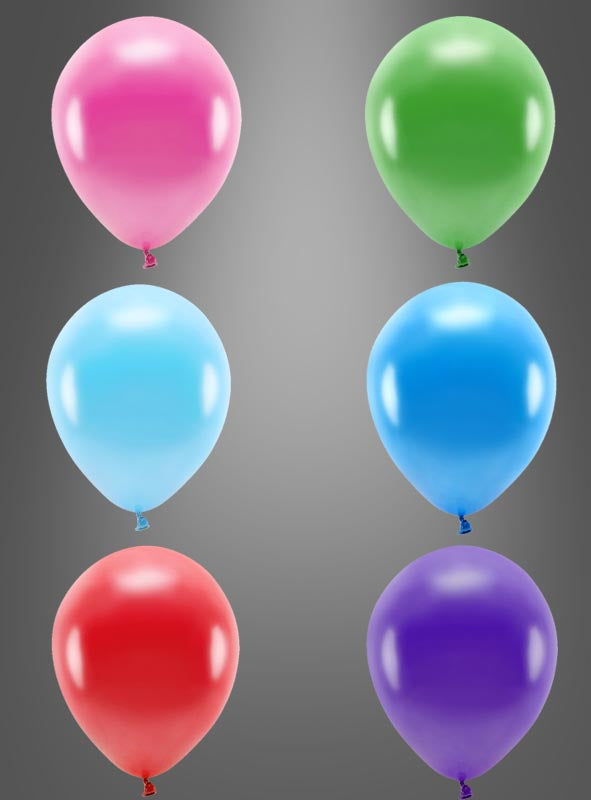 Sechs Öko-Luftballons als Partydekoration in Glanzoptik aus biologisch abbaubarem Material – in den Farben Rosa, Grün, Hellblau, Dunkelblau, Rot und Lila – sind in zwei Spalten vor einem grauen Hintergrund mit Farbverlauf als stilvolle Partydekoration angeordnet.