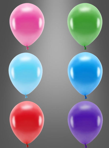 Sechs Öko-Luftballons als Partydekoration in Glanzoptik aus biologisch abbaubarem Material – in den Farben Rosa, Grün, Hellblau, Dunkelblau, Rot und Lila – sind in zwei Spalten vor einem grauen Hintergrund mit Farbverlauf als stilvolle Partydekoration angeordnet.