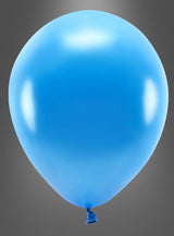 Ein einzelner blauer Öko-Luftballon als Partydekoration mit Glanzoptik, biologisch abbaubar und umweltfreundlich, ist aufgeblasen und am unteren Ende verknotet. Er schwebt vor einem schlichten, grauen Farbverlauf im Hintergrund.