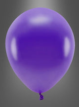 Ein einzelner aufgeblasener lila Luftballon mit einem zusammengebundenen Ende, gefertigt aus „Öko Luftballons Partydeko glanzoptik“, schwebt vor einem schlichten grauen Hintergrund – und verleiht Ihrer Partydekoration eine stilvolle und umweltfreundliche Note.
