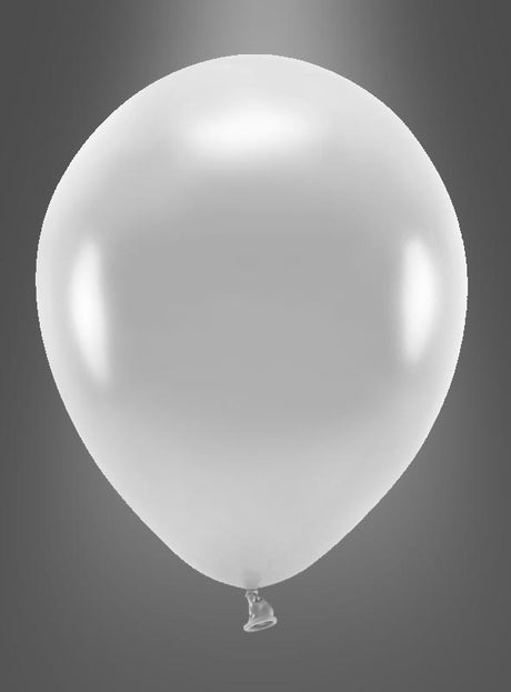 Ein einzelner weißer Öko-Luftballon mit Glanzoptik als Partydekoration hebt sich vor einem schlichten grauen Hintergrund ab. Dieser biologisch abbaubare Luftballon verbindet stilvolle Dekoration mit Umweltbewusstsein.