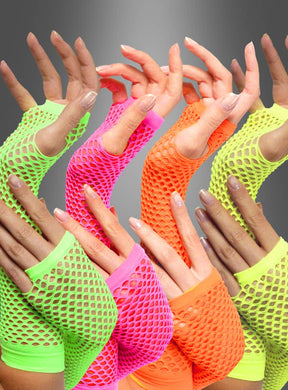 Sechs Hände mit manikürten Nägeln tragen „Netzhandschuhe Armstulpen Neon 80er“ – fingerlose Handschuhe in Grün, Rosa, Orange und Gelb vor einem grauen Farbverlaufshintergrund. Die Finger sind elegant ineinander verschränkt und fangen so das lebhafte Flair eines 80er-Jahre-Kostüms ein.