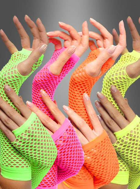 Sechs Hände mit manikürten Nägeln tragen „Netzhandschuhe Armstulpen Neon 80er“ – fingerlose Handschuhe in Grün, Rosa, Orange und Gelb vor einem grauen Farbverlaufshintergrund. Die Finger sind elegant ineinander verschränkt und fangen so das lebhafte Flair eines 80er-Jahre-Kostüms ein.