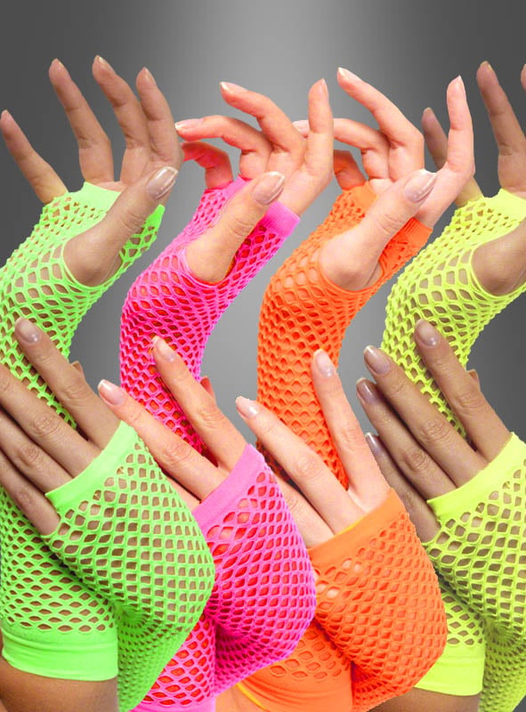 Sechs Hände mit manikürten Nägeln tragen „Netzhandschuhe Armstulpen Neon 80er“ – fingerlose Handschuhe in Grün, Rosa, Orange und Gelb vor einem grauen Farbverlaufshintergrund. Die Finger sind elegant ineinander verschränkt und fangen so das lebhafte Flair eines 80er-Jahre-Kostüms ein.