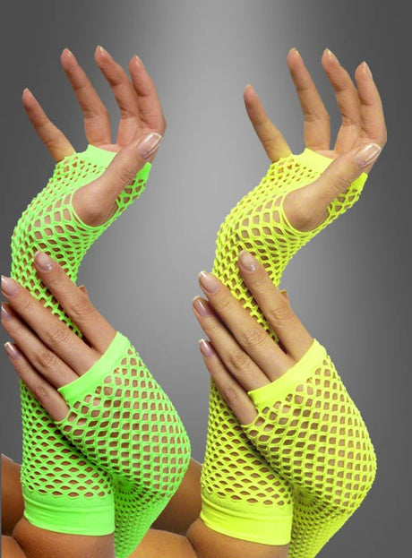 Zwei Hände, die mit Netzhandschuhen „Armstulpen Neon 80er“ in leuchtendem Grün und Gelb bekleidet sind, posieren anmutig vor einem grauen Hintergrund mit Farbverlauf – perfekt, um jedes 80er-Kostüm abzurunden oder mit anderen leuchtenden Neon-Accessoires zu kombinieren.