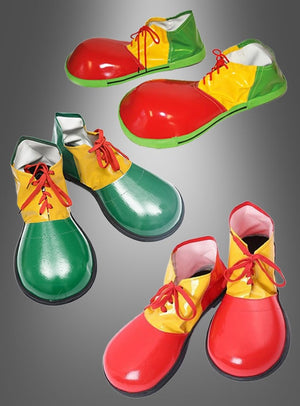 Drei Paar Clown-Schuhe für Erwachsene mit leuchtend roten, gelben und grünen Einsätzen und roten Schnürsenkeln sind vor einem grauen Hintergrund abgebildet – perfekt, um jedes Clownskostüm zu vervollständigen.