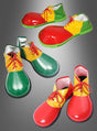 Drei Paar Clown-Schuhe für Erwachsene mit leuchtend roten, gelben und grünen Einsätzen und roten Schnürsenkeln sind vor einem grauen Hintergrund abgebildet – perfekt, um jedes Clownskostüm zu vervollständigen.