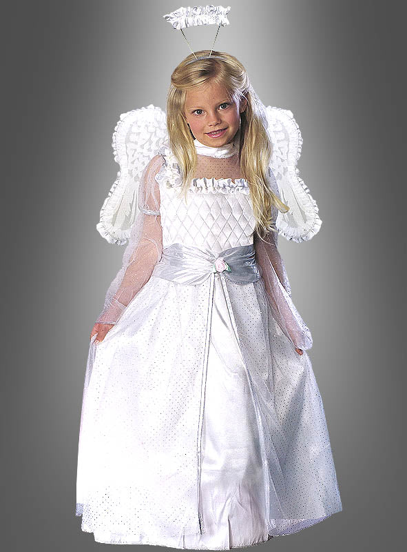 Ein junges Mädchen trägt das „Rosebud“-Engelskostüm für Kinder, bestehend aus einem langen weißen Kleid mit Flügeln, weißen Flügeln und einem Heiligenschein-Stirnband, und steht vor einem grauen Hintergrund.