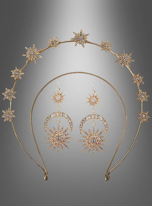 Das Schmuckset „Sonne, Mond und Sterne“ besteht aus einem goldenen Halo-Haarreif mit Himmelsmotiven, der mit Sternverzierungen geschmückt ist, sowie passenden goldenen Ohrringen mit Mond- und Sternenmotiven, die jeweils mit kleinen Kristallen verziert sind. Das bezaubernde Set wird elegant vor einem grau abgestuften Hintergrund präsentiert.
