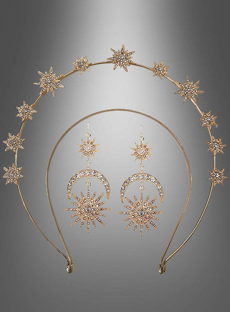 Das Schmuckset „Sonne, Mond und Sterne“ besteht aus einem goldenen Halo-Haarreif mit Himmelsmotiven, der mit Sternverzierungen geschmückt ist, sowie passenden goldenen Ohrringen mit Mond- und Sternenmotiven, die jeweils mit kleinen Kristallen verziert sind. Das bezaubernde Set wird elegant vor einem grau abgestuften Hintergrund präsentiert.