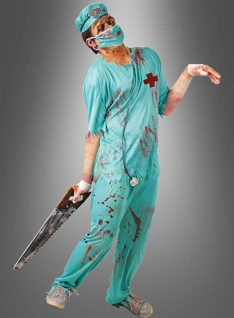 Eine Person, die ein „Zombie OP Doktor“-Kostüm trägt – bestehend aus blutbeflecktem OP-Kittel, einer Säge, einer Maske, Handschuhen und einem Stethoskop –, steht vor einem grauen Hintergrund mit Farbverlauf.