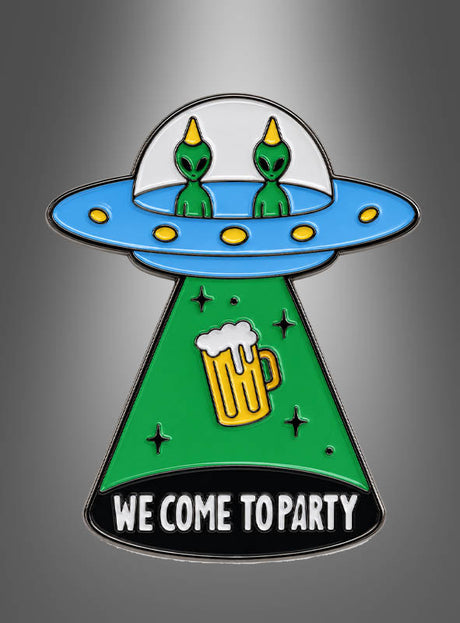 Zwei grüne Außerirdische in einem blauen UFO beamen einen Bierkrug herauf, auf dessen Boden der Schriftzug „WE COME TO PARTY“ auf einem grauen Farbverlaufshintergrund zu sehen ist – perfekt für Fans von „Alien Pins“, „Anstecker Weltall“ und „Metall Badges“, die lustige Anstecker mit einem witzigen kosmischen Touch lieben.
