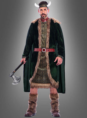 Ein Mann steht mit dem Blick nach vorne und trägt das hochwertige Wikinger-Kostüm „Sven“, das aus einem Hörnerhelm, Kunstfellbesatz und einer gemusterten Tunika besteht; außerdem hält er eine Spielzeugaxt in der Hand.