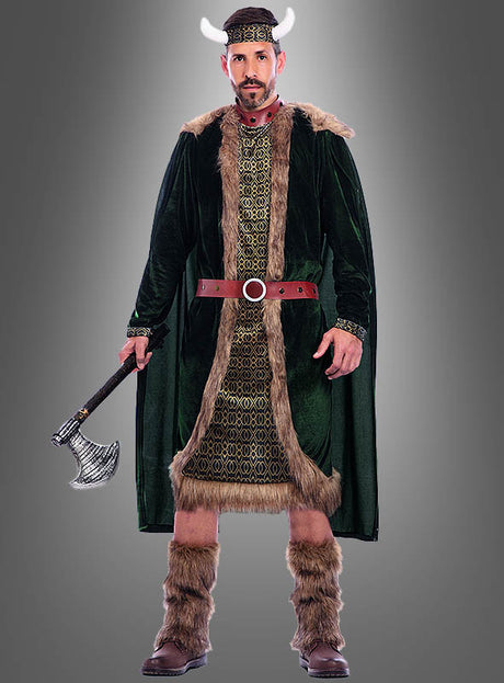Ein Mann steht mit dem Blick nach vorne und trägt das hochwertige Wikinger-Kostüm „Sven“, das aus einem Hörnerhelm, Kunstfellbesatz und einer gemusterten Tunika besteht; außerdem hält er eine Spielzeugaxt in der Hand.