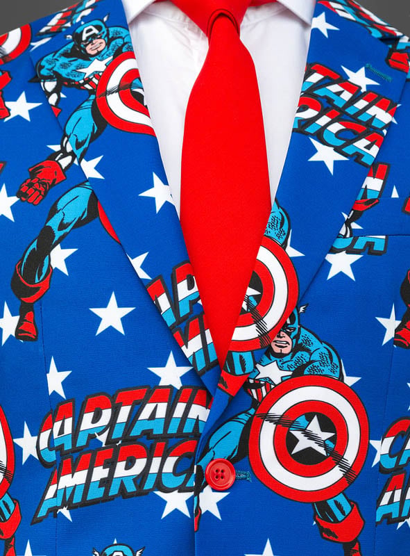 Nahaufnahme des Deluxe Captain America OppoSuit-Anzugs, der durch seinen farbenfrohen Comic-Aufdruck mit blauem Hintergrund, weißen Sternen und einer roten Krawatte besticht – ideal für Fans, die auf der Suche nach einem auffälligen Superhelden-Kostüm oder einem unverwechselbaren OppoSuit-Herrenanzug sind.