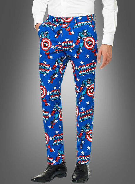 Eine Person, die den „Deluxe Captain America OppoSuit Anzug“ mit einem auffälligen Captain-America-Comic-Aufdruck in Blau trägt, steht vor einem grauen Hintergrund und kombiniert den Anzug mit einem weißen Hemd und schwarzen Schuhen.
