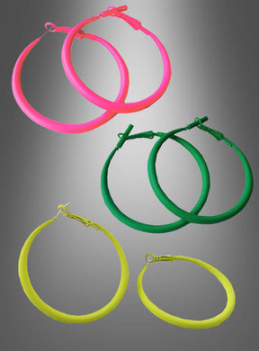 Drei Paare von Creolen-Ohrringen im 80er-Stil in den Farben Neonrosa, Grün und Gelb sind vor einem grauen Hintergrund mit Farbverlauf zu sehen.