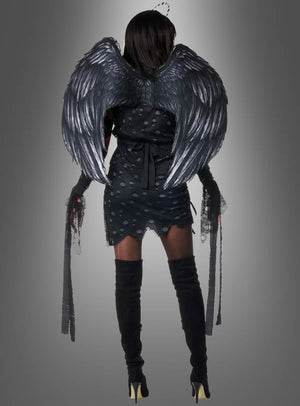 Ein Model präsentiert das „Düsterer Engel“-Kostüm für Damen – bestehend aus einem eleganten schwarzen Ensemble mit schwarzen, mit Federn verzierten Engelsflügeln, langen Handschuhen und Overknee-Stiefeln – vor einem grauen Hintergrund mit Farbverlauf und mit dem Rücken zur Kamera. Dieser auffällige Look ist ideal für alle, die ein auffälliges Halloween-Outfit oder ein düsteres Engel-Kostüm suchen.