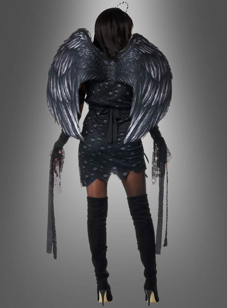 Ein Model präsentiert das „Düsterer Engel“-Kostüm für Damen – bestehend aus einem eleganten schwarzen Ensemble mit schwarzen, mit Federn verzierten Engelsflügeln, langen Handschuhen und Overknee-Stiefeln – vor einem grauen Hintergrund mit Farbverlauf und mit dem Rücken zur Kamera. Dieser auffällige Look ist ideal für alle, die ein auffälliges Halloween-Outfit oder ein düsteres Engel-Kostüm suchen.