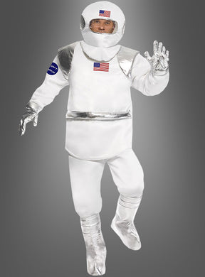 Eine Person, die das „Raumfahrer Astronauten Komplettkostüm“ in Weiß trägt – mit einem Aufnäher in Form der amerikanischen Flagge sowie silbernen Handschuhen, Stiefeln und Akzenten –, posiert vor einem grauen Hintergrund – eine ideale Science-Fiction-Verkleidung für Weltraumfans.