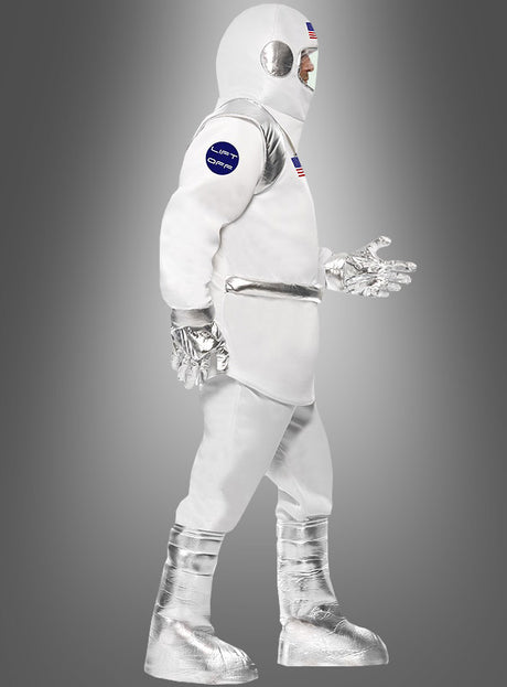 Eine Person trägt das Astronauten-Komplettkostüm und steht mit dem Blick nach rechts vor einem schlichten grauen Hintergrund – die ideale Science-Fiction-Verkleidung für alle Weltraumfans.