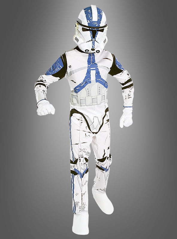 Ein Kind, das das STAR WARS Kinder-Klonkrieger-Kostüm trägt – mit einem detailreichen Helm und einem weiß-blauen Ganzkörperanzug –, steht vor einem schlichten grauen Hintergrund.