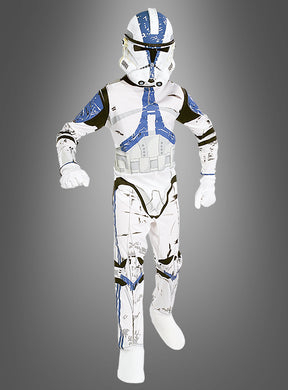 Ein Kind, das das STAR WARS Kinder-Klonkrieger-Kostüm trägt – mit einem detailreichen Helm und einem weiß-blauen Ganzkörperanzug –, steht vor einem schlichten grauen Hintergrund.