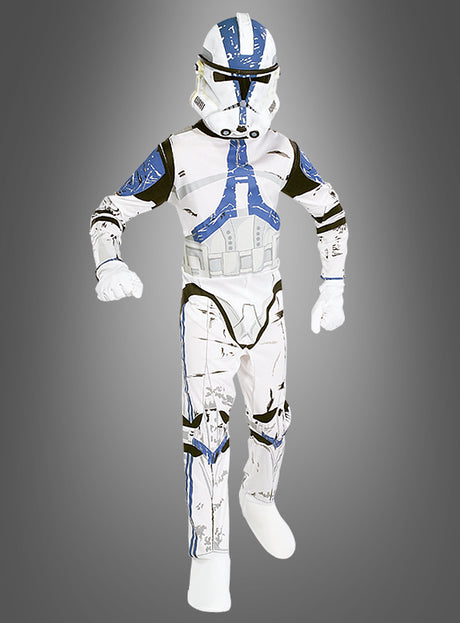 Ein Kind, das das STAR WARS Kinder-Klonkrieger-Kostüm trägt – mit einem detailreichen Helm und einem weiß-blauen Ganzkörperanzug –, steht vor einem schlichten grauen Hintergrund.