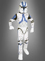 Ein Kind, das das STAR WARS Kinder-Klonkrieger-Kostüm trägt – mit einem detailreichen Helm und einem weiß-blauen Ganzkörperanzug –, steht vor einem schlichten grauen Hintergrund.