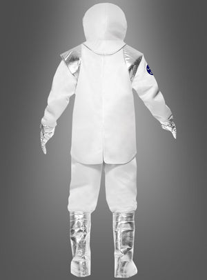 Eine Person, die das „Raumfahrer Astronauten Komplettkostüm“ trägt – mit weißem Anzug, silbernen Akzenten und passenden Stiefeln –, steht mit dem Rücken zur Kamera vor einem grauen Hintergrund; eine beeindruckende Wahl für jede Science-Fiction-Verkleidung.