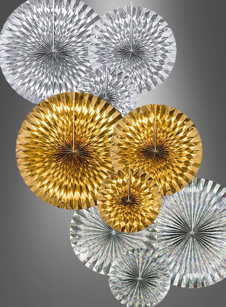 Ein Set aus drei metallisch-goldenen und silbernen Papierfächer-Dekorationen mit dem Namen „3 Metallic-Papierfächer-Rosetten 23–40 cm“, arrangiert vor einem grau verlaufenden Hintergrund – perfekt für stilvolle Partydekoration.