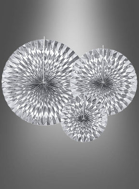 Drei silberne Papierfächer aus dem Set „3 Metallic-Papierfächer Rosetten 23–40 cm“, jeweils in einer anderen Größe, sind kunstvoll vor einem grau verlaufenden Hintergrund angeordnet – ein echter Blickfang für eine elegante Partydekoration.