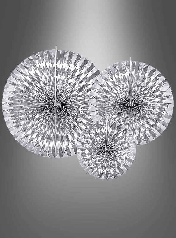 Drei silberne Papierfächer aus dem Set „3 Metallic-Papierfächer Rosetten 23–40 cm“, jeweils in einer anderen Größe, sind kunstvoll vor einem grau verlaufenden Hintergrund angeordnet – ein echter Blickfang für eine elegante Partydekoration.