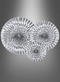 Drei silberne Papierfächer aus dem Set „3 Metallic-Papierfächer Rosetten 23–40 cm“, jeweils in einer anderen Größe, sind kunstvoll vor einem grau verlaufenden Hintergrund angeordnet – ein echter Blickfang für eine elegante Partydekoration.
