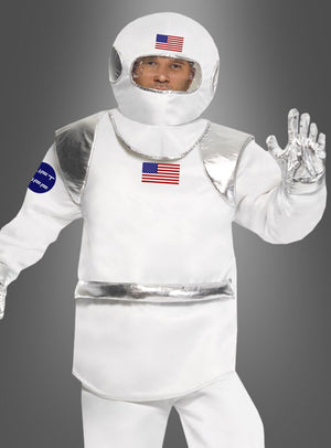 Eine Person, die das „Raumfahrer Astronauten Komplettkostüm“ trägt – aus weißem Stoff mit silbernen Akzenten, einem Aufnäher mit der amerikanischen Flagge auf der Brust und einem von der NASA inspirierten Aufnäher am Ärmel –, steht vor einem grauen Hintergrund; ideal für jede Science-Fiction-Verkleidung oder jedes Raumfahrer-Kostüm-Thema.