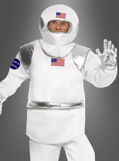 Eine Person, die das „Raumfahrer Astronauten Komplettkostüm“ trägt – aus weißem Stoff mit silbernen Akzenten, einem Aufnäher mit der amerikanischen Flagge auf der Brust und einem von der NASA inspirierten Aufnäher am Ärmel –, steht vor einem grauen Hintergrund; ideal für jede Science-Fiction-Verkleidung oder jedes Raumfahrer-Kostüm-Thema.