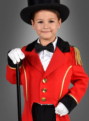 Ein kleines Kind trägt das „Zirkusdirektor“-Kostüm für Kinder – ein leuchtend rotes Zirkusdirektor-Outfit mit goldenen Knöpfen, schwarzer Fliege, weißen Handschuhen und einem Zylinder – und hält dabei vor einem grauen Hintergrund einen schwarzen Spazierstock in der Hand.