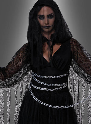 Eine Frau in einem schwarzen „Verschleierter Tod“-Damenkostüm mit Spitzendetails, dunklem Make-up, schwarzem Schleier und Ketten um die Taille steht vor einem grauen Hintergrund – ein eindrucksvolles Halloween-Kostüm für Damen.