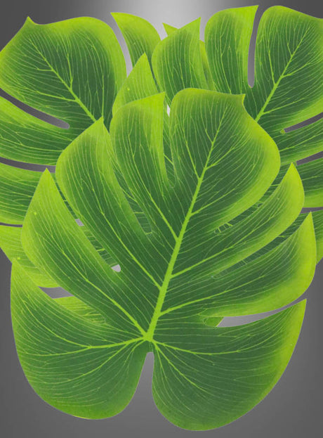 Drei sich überlappende grüne Monstera-Blätter mit sichtbaren Adern sind vor einem grauen Hintergrund mit Farbverlauf abgebildet und eignen sich daher ideal als „Palmenblätter-Tischdekoration Hawaii-Party 15–44 cm“ für Ihre Dschungel-Party-Dekoration.