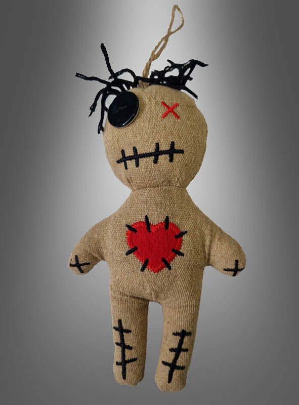 Wir präsentieren das Voodoo-Puppen-Kostümzubehör 20 cm: Diese handgefertigte Puppe aus Sackleinen hat Haare aus schwarzem Garn, ein Knopfaugen, einen aufgenähten Mund und ein rotes Herz, das auf ihre Brust genäht ist. Sie eignet sich perfekt als einzigartige Voodoo-Requisite oder Halloween-Dekoration und hängt an einer Schnur vor einem grauen Hintergrund mit Farbverlauf.