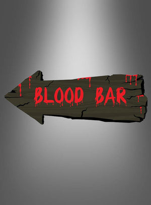 Das Wegweiser-Schild „Halloween“ besteht aus einem hölzernen Pfeilschild mit realistisch wirkenden Rissen, das nach links zeigt und auf grauem Hintergrund die Aufschrift „Blood Bar“ in roten, tropfenden Buchstaben im Horror-Stil trägt – damit ist es das perfekte Partyschild, um Ihre gruselige Halloween-Dekoration aufzuwerten.