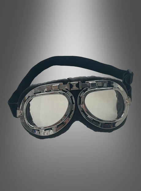 Mit ihren klaren Gläsern, dem verchromten Rahmen und einem verstellbaren schwarzen Riemen strahlt die Fliegerbrille „Steampunk“ echte Retro-Design-Eleganz im klassischen Pilotenstil vor einem raffinierten grauen Farbverlaufshintergrund aus.
