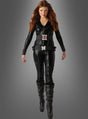 Eine Frau mit langen roten Haaren, die das „Black Widow“-Kostüm für Damen trägt, steht mit dem Blick nach vorne vor einem grauen Hintergrund mit Farbverlauf und verkörpert damit den Look der legendären S.H.I.E.L.D.-Agentin.